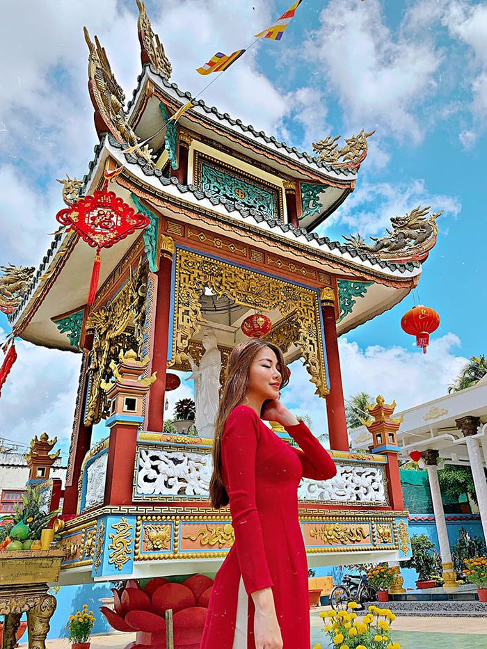 Thời trang sao Việt ngày đầu năm mới: Áo dài sắc đỏ lên ngôi