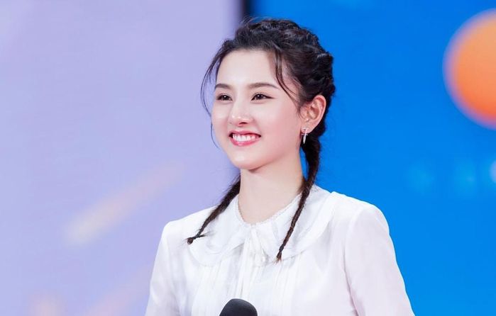 Tống Tổ Nhi bị bắt gặp đi chơi qua đêm với Nguyễn Kinh Thiên