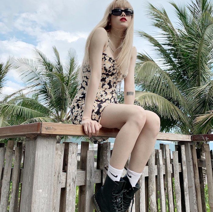 Đụng hàng váy hoa ngắn cũn: Rosé nữ tính, Thiều Bảo Trâm lại cool ngầu