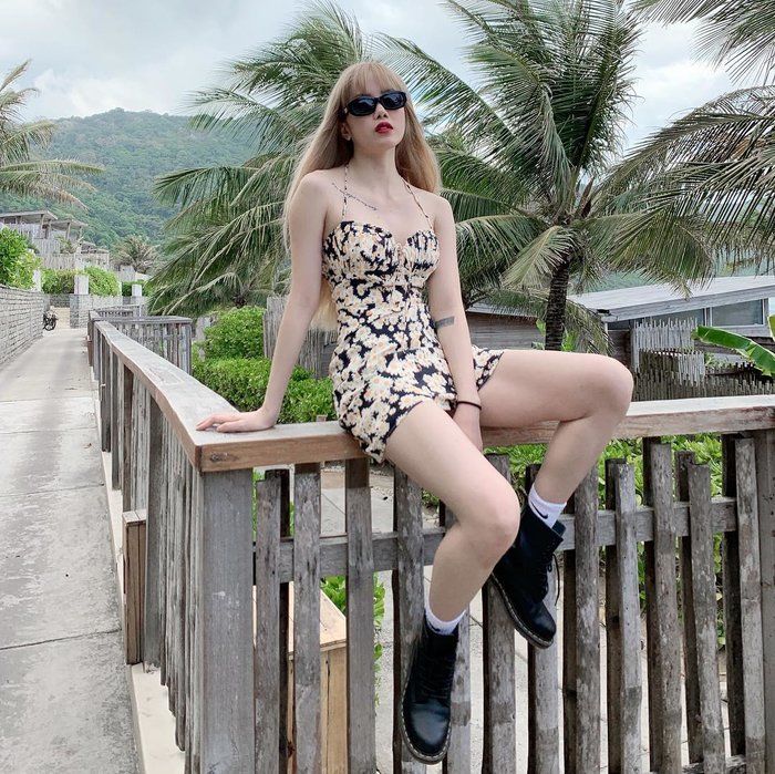 Đụng hàng váy hoa ngắn cũn: Rosé nữ tính, Thiều Bảo Trâm lại cool ngầu