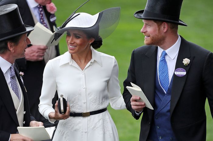 Trước khi rời Hoàng gia, Meghan Markle nhiều lần mặc đồ sai quy tắc