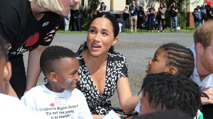 Trước khi rời Hoàng gia, Meghan Markle nhiều lần mặc đồ sai quy tắc