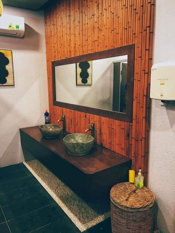 Trường Giang khoe cơ ngơi rộng như sân vận động hàng nghìn mét vuông