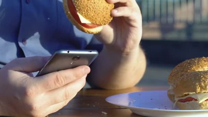 Tiến sĩ Mirary: Dùng smartphone quá nhiều làm tăng nguy cơ béo phì