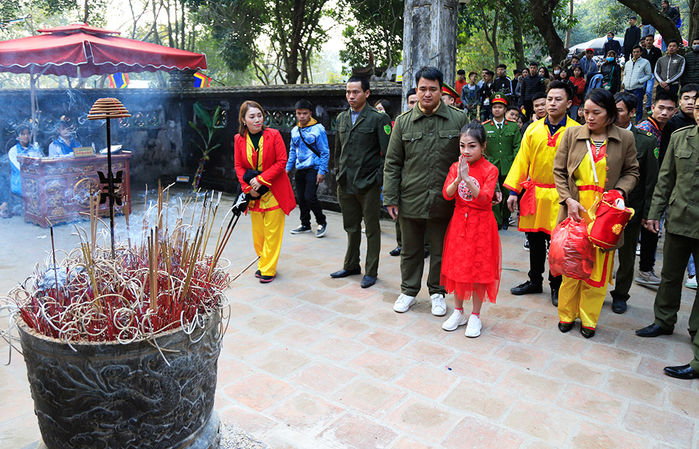 Tướng bà hội Gióng được trai làng bảo vệ chặt tránh bị bắt cóc