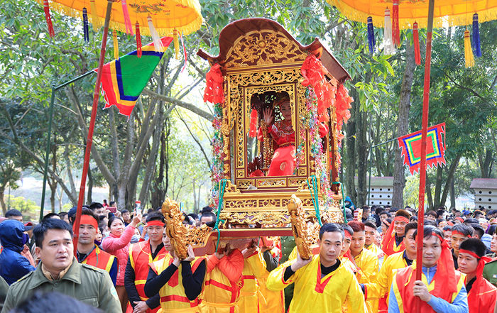 Tướng bà hội Gióng được trai làng bảo vệ chặt tránh bị bắt cóc