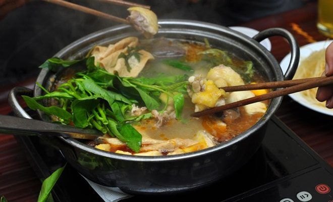 Lương y Phạm Anh Đào: Hạn chế ăn lẩu gà với rau: kinh giới, cải xanh