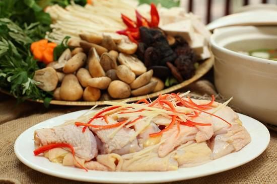 Lương y Phạm Anh Đào: Hạn chế ăn lẩu gà với rau: kinh giới, cải xanh