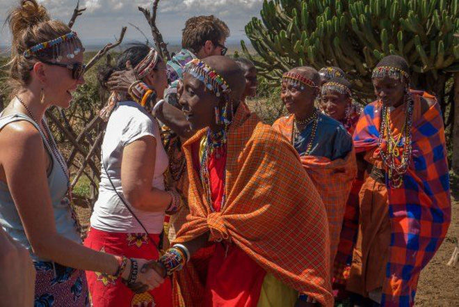 Văn hóa bộ lạc Maasai: Nhổ nước bọt khi gặp nhau là một sự trân trọng