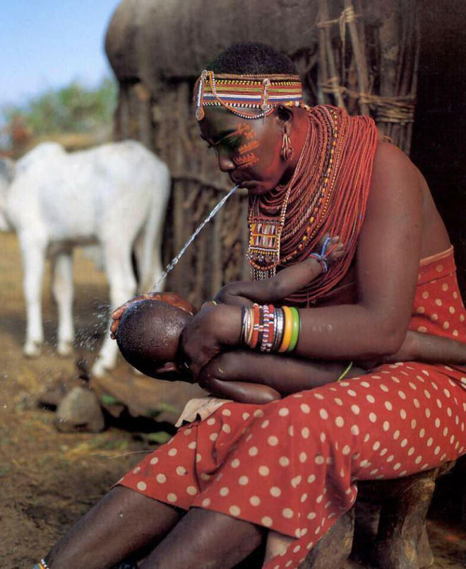Văn hóa bộ lạc Maasai: Nhổ nước bọt khi gặp nhau là một sự trân trọng