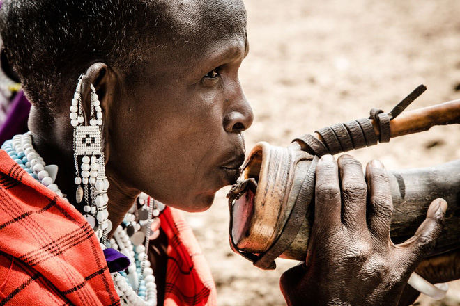 Văn hóa bộ lạc Maasai: Nhổ nước bọt khi gặp nhau là một sự trân trọng