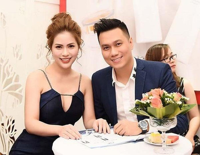 Việt Anh và vợ cũ bất ngờ tái hợp đưa con trai đi dự hội ở trường