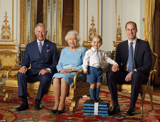 Xôn xao nghi vấn vợ chồng Harry - Meghan bị loại khỏi hoàng gia
