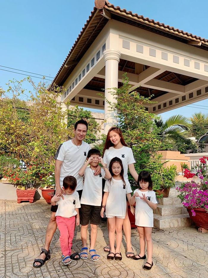Con cái sao Việt đón tết sớm: Nhà Lý Hải về quê, nhà Vân Ốc đi du lịch