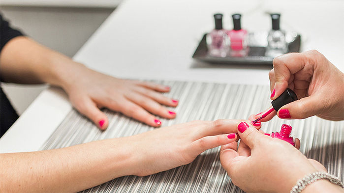 Xu hướng nail năm 2020: Sơn màu cầu vồng, họa tiết galaxy hợp mốt