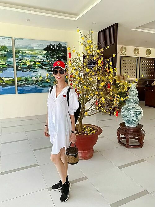 Bảo Thy diện đồ bơi gợi cảm, Sam khoe ảnh bên siêu xe màu hồng