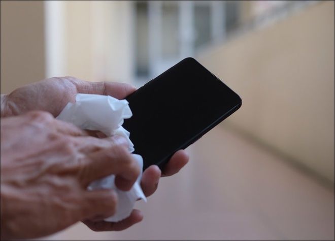 Mẹo hay xử lý điện thoại bị vô nước: Bỏ ngập vào thùng gạo để hút ẩm