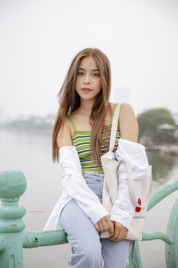 10 tư thế chụp ảnh đẹp, tự nhiên: Dễ nhất là chống cằm hoặc cười tươi