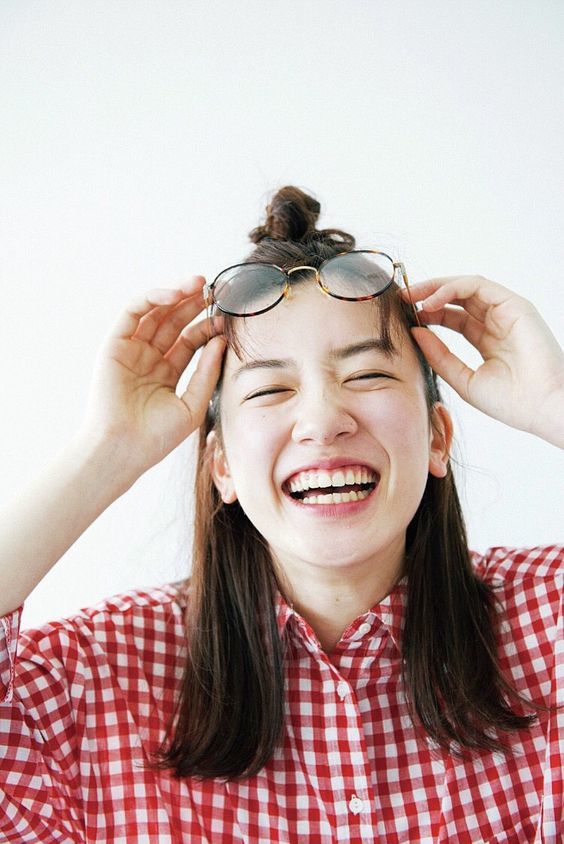 10 tư thế chụp ảnh đẹp, tự nhiên: Dễ nhất là chống cằm hoặc cười tươi