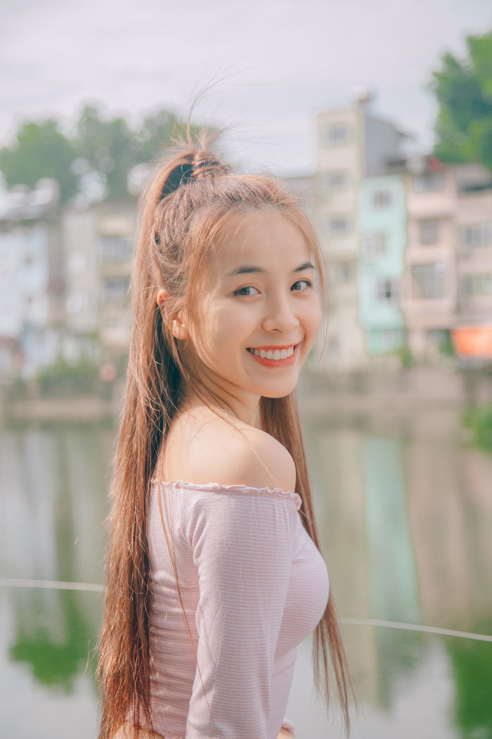 10 tư thế chụp ảnh đẹp, tự nhiên: Dễ nhất là chống cằm hoặc cười tươi