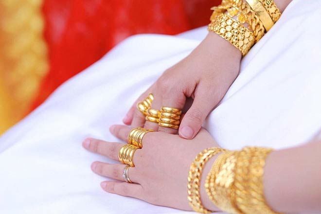 Mẹ chồng yêu cầu con dâu đưa hết số vàng được tặng trong ngày cưới