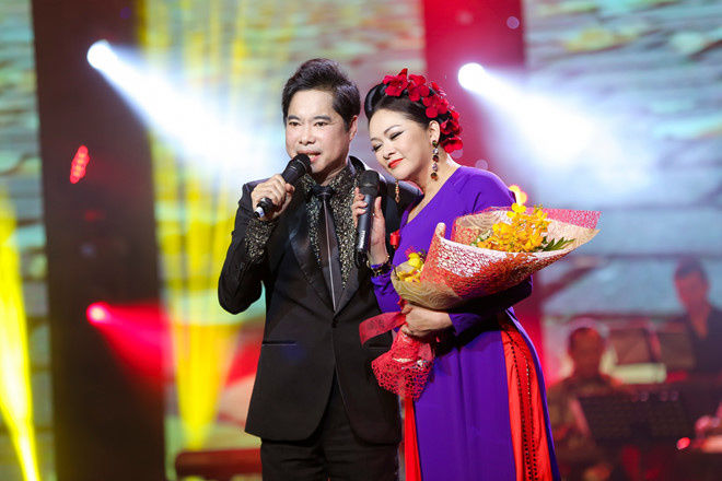 Như Quỳnh thướt tha trong áo dài, đăng status thả thính trẻ trung