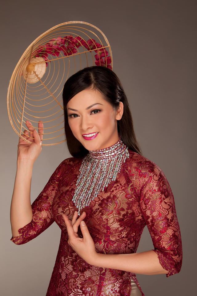 Như Quỳnh thướt tha trong áo dài, đăng status thả thính trẻ trung