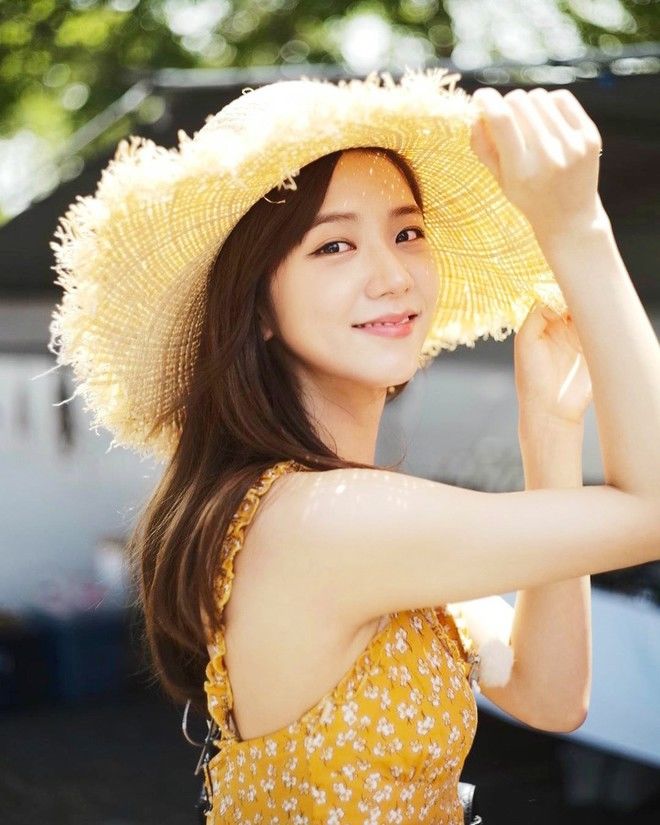 6 nguyên tắc dưỡng da luôn khỏe đẹp của 4 mẩu BLACKPINK: uống đủ nước
