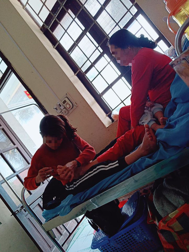 Con dâu cần mẫn ngồi cắt móng chân cho mẹ chồng trong viện