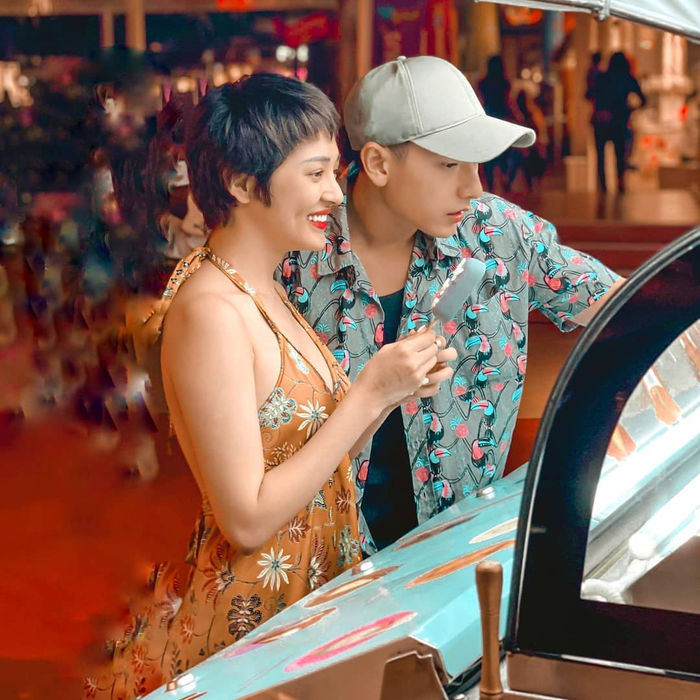 Ảnh hot Sao Việt: Vợ chồng Đông Nhi đeo khẩu trang kín mít