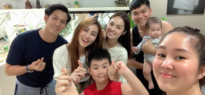 Hoàng Thùy Linh hội ngộ Hasley, vợ chồng Trấn Thành chụp ảnh lầy lội