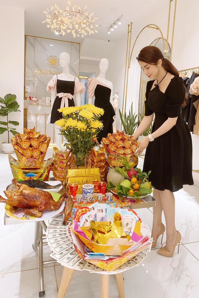 Ảnh hot Sao Việt: Vợ chồng Đông Nhi đeo khẩu trang kín mít