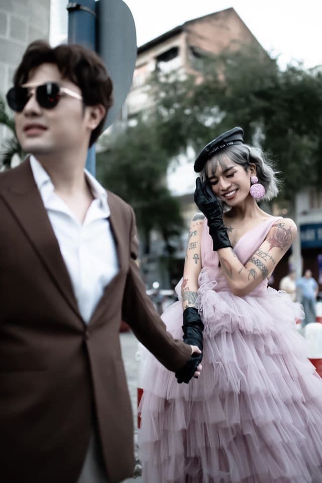 Hoàng Thùy Linh hội ngộ Hasley, vợ chồng Trấn Thành chụp ảnh lầy lội