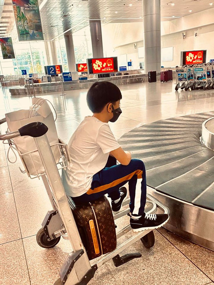 Ảnh hot Sao Việt: Vợ chồng Đông Nhi đeo khẩu trang kín mít
