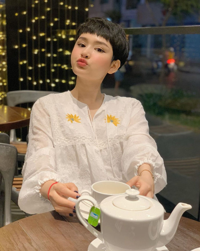 Bà bầu Hoàng Oanh đẹp rực rỡ, Đức Phúc theo trend chụp với máy giặt