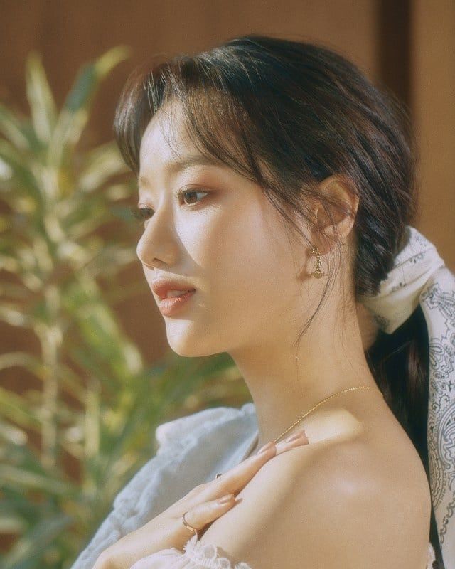 Sao Kpop sủng băng đô, chun cột tóc nơ to: Irene, Lisa đua nhau diện