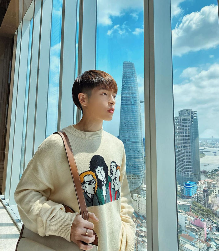 Vợ chồng Hari Won đi du lịch, Hoàng Oanh rạng rỡ khi được chồng bế
