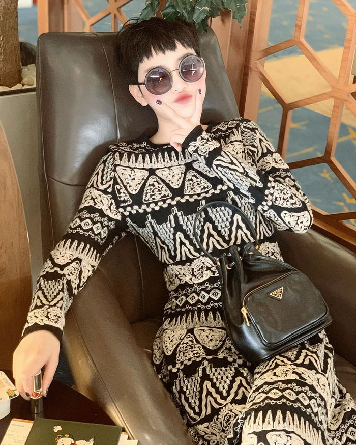 Vợ chồng Hari Won đi du lịch, Hoàng Oanh rạng rỡ khi được chồng bế
