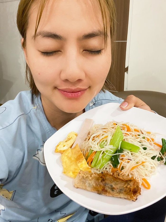 Bà bầu Hoàng Oanh đẹp rực rỡ, Đức Phúc theo trend chụp với máy giặt