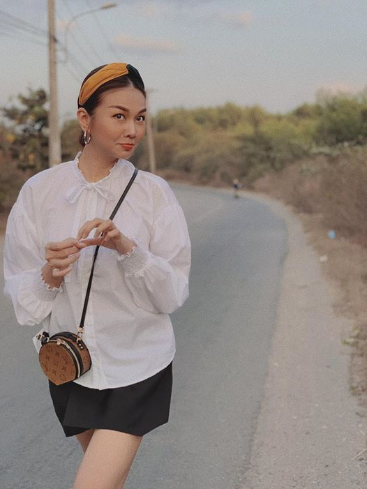Vợ chồng Hari Won đi du lịch, Hoàng Oanh rạng rỡ khi được chồng bế