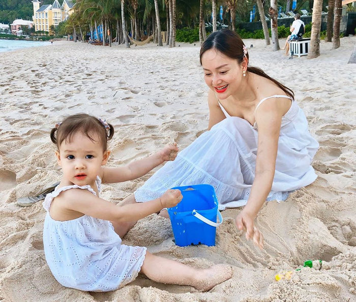 Hà Hồ - Kim Lý tình tứ, Ngọc Trinh hẹn hò với bạn trai giấu mặt