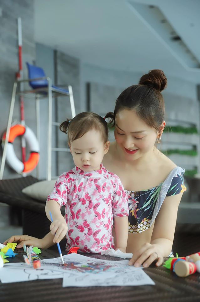 Sơn Tùng chụp ảnh cùng em trai, Hòa Minzy bị Tiểu Vy dìm chiều cao