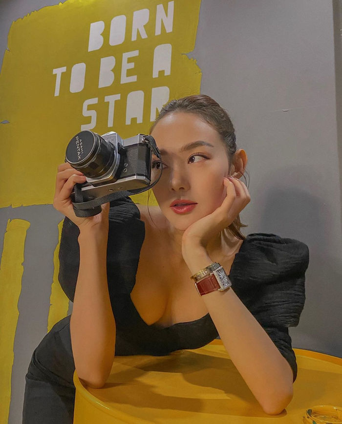 Sơn Tùng chụp ảnh cùng em trai, Hòa Minzy bị Tiểu Vy dìm chiều cao