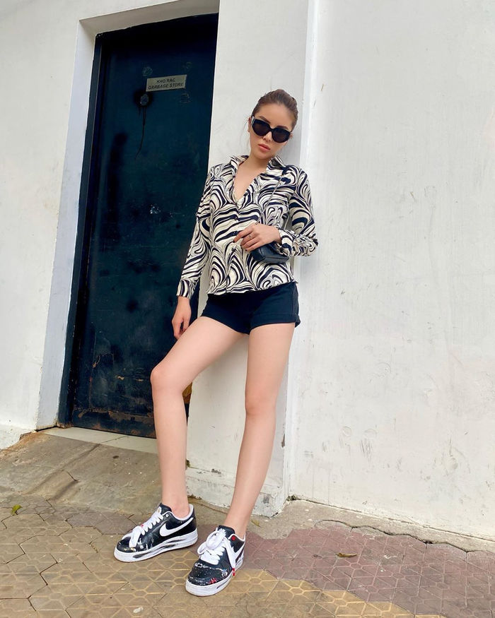 Sơn Tùng chụp ảnh cùng em trai, Hòa Minzy bị Tiểu Vy dìm chiều cao