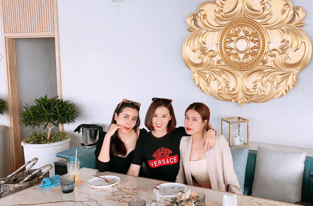 Đông Nhi khoe ảnh ông xã vào bếp, Phạm Hương diện bikini gợi cảm