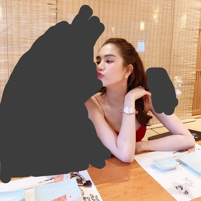 Hà Hồ - Kim Lý tình tứ, Ngọc Trinh hẹn hò với bạn trai giấu mặt