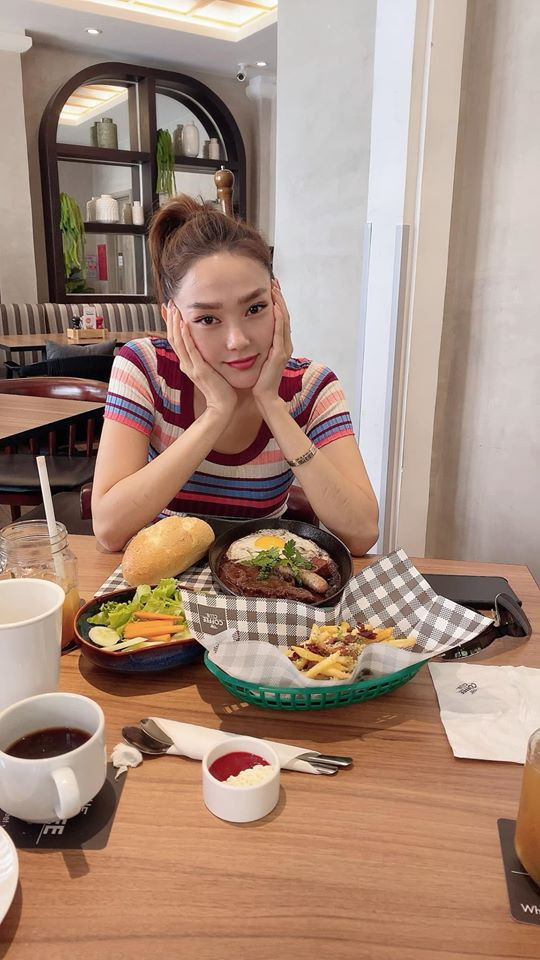 Con trai Khánh Thi nhảy điêu luyện, vợ chồng Hari Won cực tình cảm