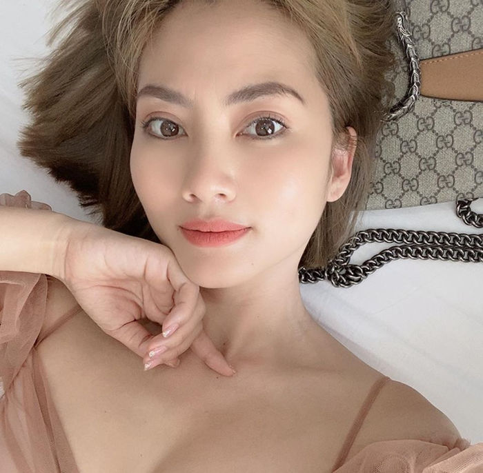 Đông Nhi khoe ảnh ông xã vào bếp, Phạm Hương diện bikini gợi cảm