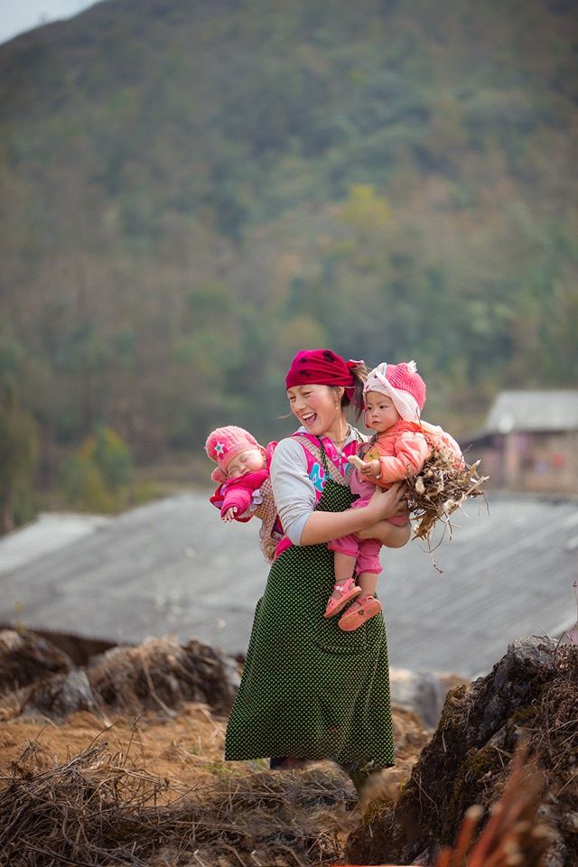 Người mẹ H'Mông 19 tuổi thu hút sự chú ý lớn từ CĐM với vẻ đẹp lạ