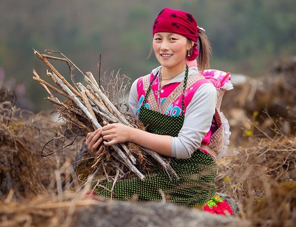 Người mẹ H'Mông 19 tuổi thu hút sự chú ý lớn từ CĐM với vẻ đẹp lạ